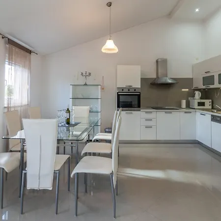 Cecilia With Heated Pool Villa