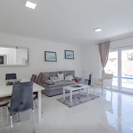 Cecilia With Heated Pool Villa *