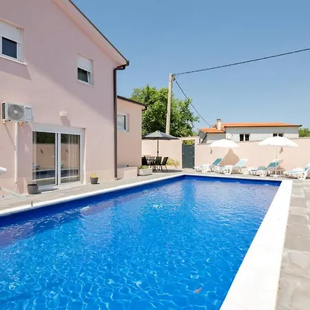 Cecilia With Heated Pool Villa *