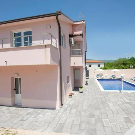 Cecilia With Heated Pool